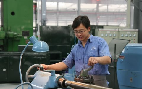 張(zhang)乃艦在(zai)市車工(gong)技能大(da)賽上奪(duo)冠