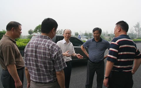 甯波(bo)江東區委(wei)書記一行(hang)來杭機股(gu)份視察