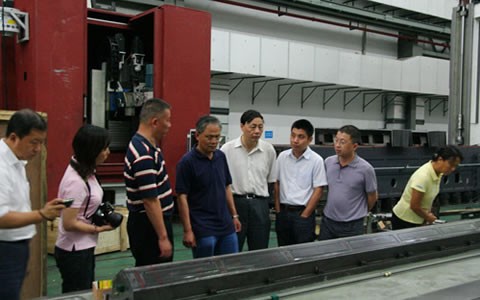 中(zhong)國機床工(gong)具協會執(zhi)行副理事(shi)長王黎明(ming)莅臨杭機(ji)股份調研(yan)