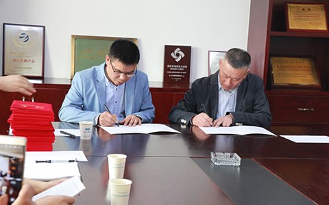 校企(qi)合作(zuo)現代(dai)學徒(tu)制簽(qian)約拜(bai)師儀(yi)