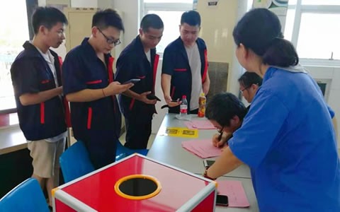 愛心(xin)點燃(ran)希望(wang)  真情(qing)傳遞(di)溫暖(nuan)