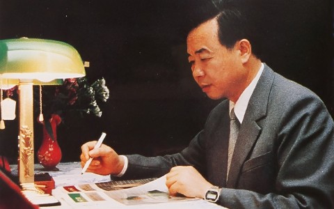 殚精(jing)竭慮(lü)四十(shi)載 鞠(ju)躬盡(jin)瘁杭(hang)機情(qing) ——深切(qie)懷念(nian)鄭陽(yang)生廠(chang)長